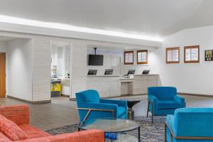 un soggiorno con sedie blu e una cucina di Desert Rose Resort a Las Vegas