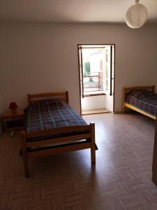 a bedroom with two beds and a window at La maison du fermier in Chauvigny