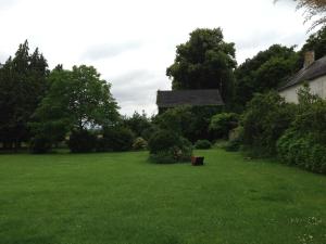 a park with a bench in the middle of a yard at La maison du fermier in Chauvigny