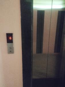 un espejo en una pared con un reloj en ella en 2 Bedroom apartment in Iskcon Mayapur, en mayapur