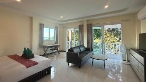 Un pat sau paturi într-o cameră la Tharathip Resort Koh Phangan - SHA Plus +110 fotografii