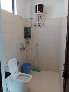 ein kleines Badezimmer mit Toilette und Waschbecken in der Unterkunft Gungun Homestay in Rishikesh