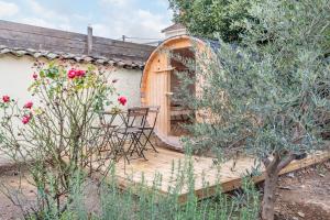 ヴィルールバンヌにあるLa Maison Bretzelのコテージ(テーブル、木製デッキの椅子付)