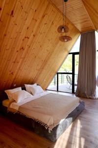 Ένα ή περισσότερα κρεβάτια σε δωμάτιο στο Zholovani Cottages +11 φωτογραφίες