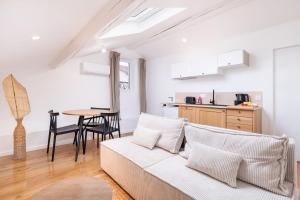 ヴィルールバンヌにあるLa Maison Bretzelのソファとテーブルのあるリビングルーム