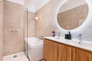 ヴィルールバンヌにあるLa Maison Bretzelの洗面台と鏡のあるバスルーム +34枚の写真