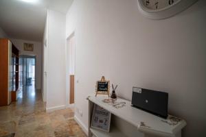 a white room with a desk with a computer on it at Casa Margherita in Vimercate