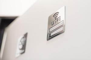 Et logo, certifikat, skilt eller en pris der bliver vist frem på La Conchiglia Rooms - Salerno + 138 billeder