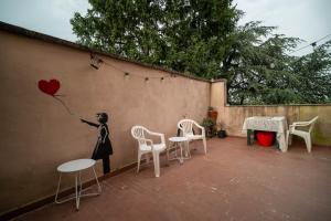 a wall with a painting of a woman with a heart balloon at Casa Margherita in Vimercate