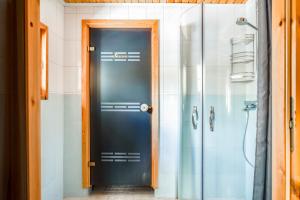 サッラにあるHoliday Log Villa Samruam Aのバスルーム(黒いドア、シャワー付)