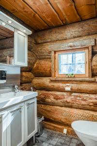 サッラにあるHoliday Log Villa Samruam Aのバスルーム(木製の壁、洗面台、窓付) +24枚の写真