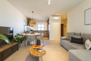 un soggiorno con un divano e un tavolo di Casa Alonso 2 Bedroom Apartment with Pool a Branqueira