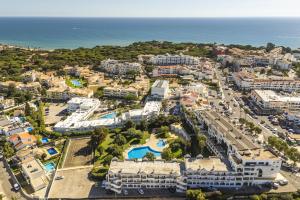 una vista aerea di una città con l'oceano di Casa Alonso 2 Bedroom Apartment with Pool a Branqueira