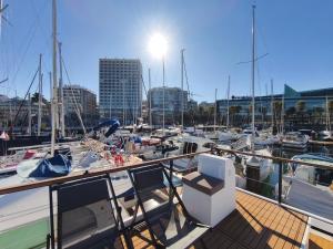 Un montón de barcos atracados en un puerto deportivo en Casa Flotante en el Puerto de Vigo - Different Charter, en Vigo