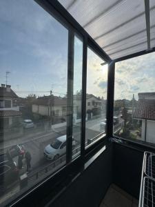 House 31 Plus في مونفالكوني: اطلالة على موقف للسيارة من النافذة