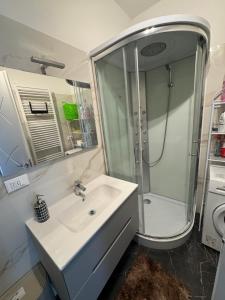 House 31 Plus في مونفالكوني: حمام مع حوض ودش