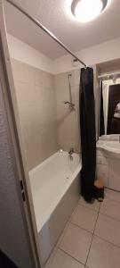 Ванная комната в Appartement cosy Luz-St-Sauveur Ski et randonnée