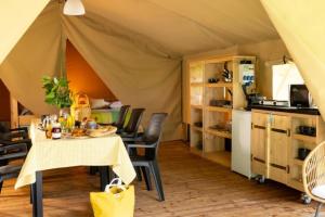 Nhà bếp/bếp nhỏ tại Camping - Piscine - ccaffdc