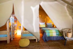 Giường trong phòng chung tại Camping - Piscine - ccaffdc +29 ảnh