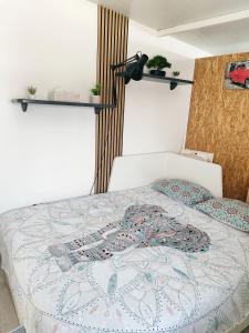 Ένα ή περισσότερα κρεβάτια σε δωμάτιο στο Coqueto Estudio en plena naturaleza en Río Grande