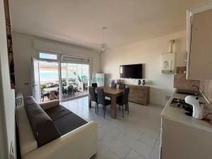 a living room with a couch and a table at Casabianca in San Vincenzo