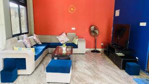 a living room with a couch and a tv at Erin Orr Villa in Wadduwa