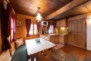 a kitchen with a table in a wooden cabin at Samerhaus in Hüttschlag