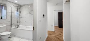 Et badeværelse på Hybrid Resi - London, Mitcham close to Tooting and Wimbledon + 41 billeder