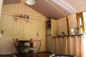 Køkken eller tekøkken på Cabane 3 étoiles - Piscine - eec0cc + 17 billeder