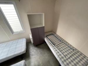 una habitación con dos literas y una ventana en Chalet 3 étoiles - Piscine - ccbbgcc, en Sauxillanges