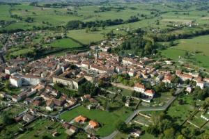 una vista aérea de una pequeña ciudad con casas en Chalet 3 étoiles - Piscine - ccbbgcc, en Sauxillanges 50 fotos más