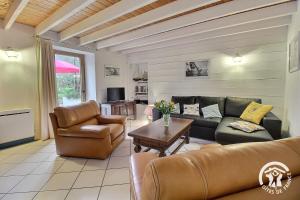 a living room with a couch and chairs at Le havre de kerariou in Trébeurden
