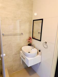 O baie la 12th on The Bay