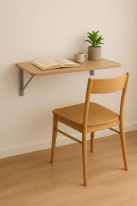 Fully Private Furnished Deluxe Studio Near Avenues Mall في مسقط: مكتب خشبي وبه كرسي وكتاب