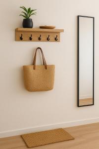 Fully Private Furnished Deluxe Studio Near Avenues Mall في مسقط: مرآة وحقيبة من الخيزران على الحائط