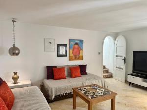 een woonkamer met een bank en een salontafel bij Maison Lella Kmar Sidi Bou said in Sidi Bou Saïd