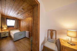 a bedroom with a bed and a desk with a lamp at Oma FRIEDA in Hollersbach im Pinzgau
