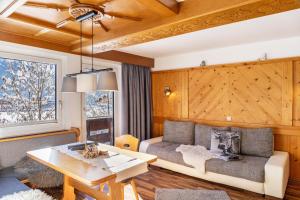 ein Wohnzimmer mit Sofa und Tisch in der Unterkunft Landhaus Perktold in Nesselwängle
