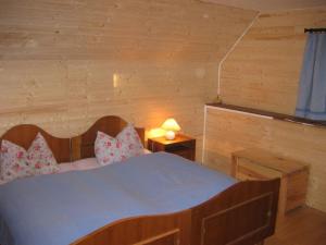 Ένα ή περισσότερα κρεβάτια σε δωμάτιο στο Romantik Hütte +2 φωτογραφίες