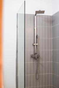 eine Dusche mit Duschkopf in einem Badezimmer in der Unterkunft Modern Pool Villa Escape in Koh Phangan in Ko Phangan