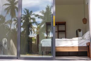 Schlafzimmer mit einem Bett durch eine Glasschiebetür in der Unterkunft Modern Pool Villa Escape in Koh Phangan in Ko Phangan + 41 Fotos