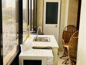 Apartamento Rua Rainha Ginga في لواندا: مطبخ مع حوض ونافذة