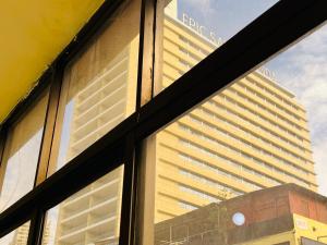 Apartamento Rua Rainha Ginga في لواندا: إنعكاس لمبنى طويل في نافذة