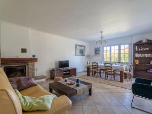 Maison familiale à Parentis-en-Born, 6 pers. - Proche lac et plages - Ménage inclus - FR-1-319-531 في بارينتس إن بورن: غرفة معيشة بها أريكة وطاولة