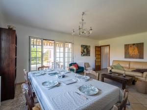 Maison familiale à Parentis-en-Born, 6 pers. - Proche lac et plages - Ménage inclus - FR-1-319-531 في بارينتس إن بورن: غرفة طعام مع طاولة وأريكة