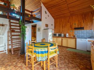 a kitchen with a table and chairs in a room at Chalet cosy entre lac et dunes, 4 pers. – Proche plages, centre, activités - Ménage inclus - FR-1-319-534 in Sanguinet