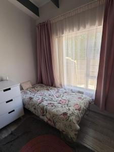 En eller flere senge i et værelse på North of the vines + 3 billeder