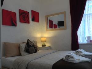 Llit o llits en una habitació de Wilsons Hotel - Blackpool Tower View