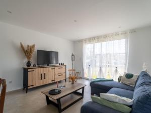 a living room with a blue couch and a tv at Belle Maison Rénovée - Biscarrosse Lac - 6 Pers. - Ménage Inclus - FR-1-319-590 in Biscarrosse
