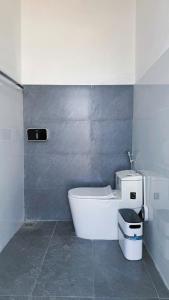 Cozy 2BR Retreat with Outdoor Living & Garden في دا نانغ: حمام مع حوض ومرحاض فيه +37 صورة